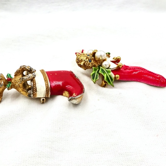 TWO CHRISTMAS STOCKING PINS Dog & Cat in Stockings - Picture 7 of 11